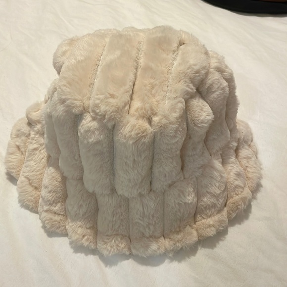 Fuzzy bucket hat - Picture 1 of 4